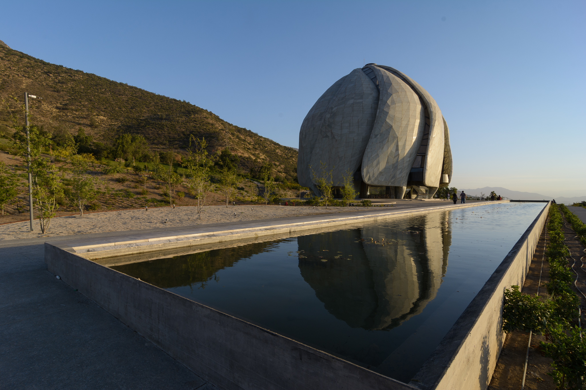 Fotografía de arquitectura Templo Bahai reflejo en la fuente