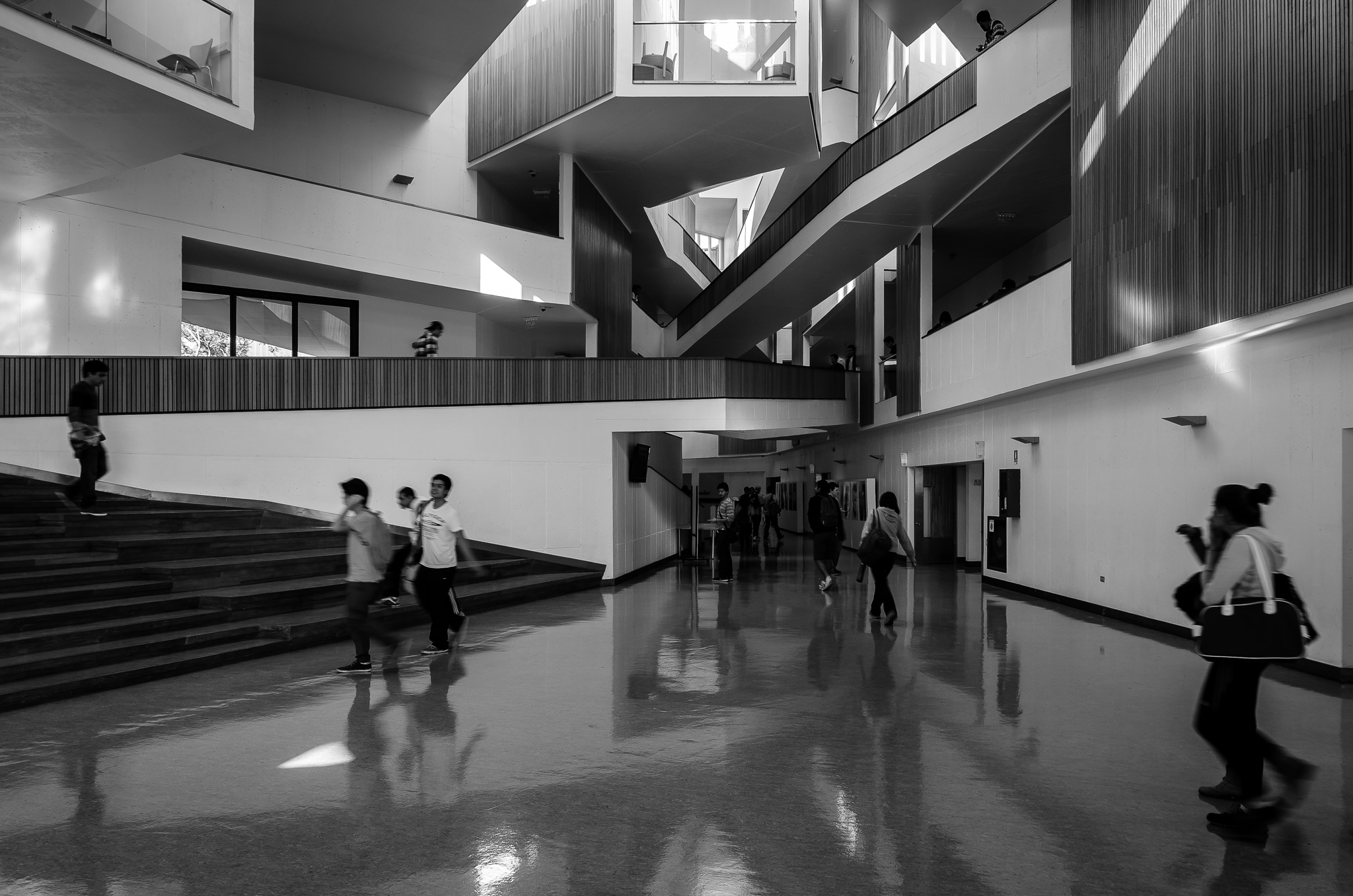 Fotografía de arquitectura con estudiantes en el Campus Viña del Mar UAI